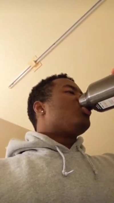 le funny man drinking wotah