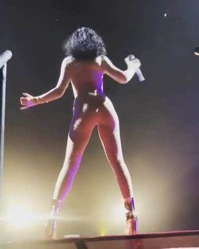 Amazing Booty 😮
