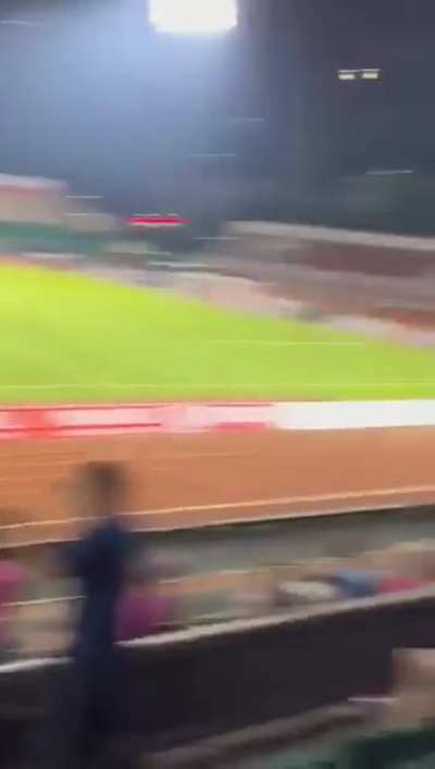 Un argentino fue a ver la liga de futbol vietnamita y paso esto