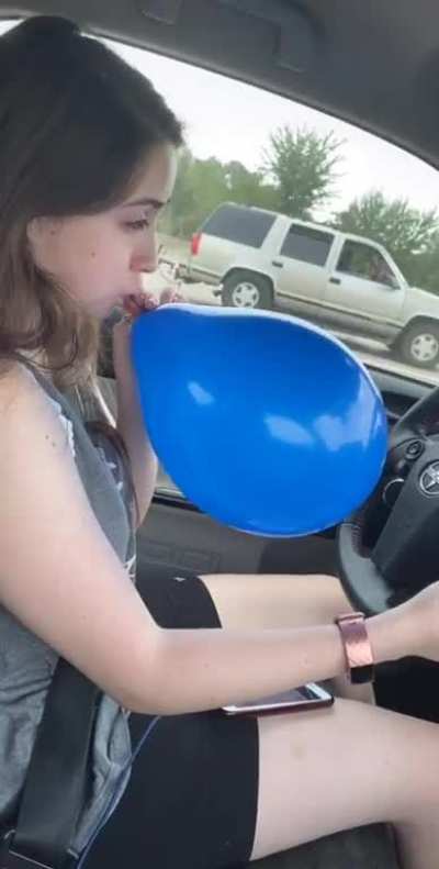 Distracted driving at its finest 🎈