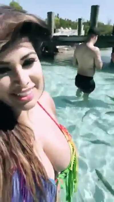Hola hermanos , aqu&iacute; otro video de los enormes senos de Carla Soto