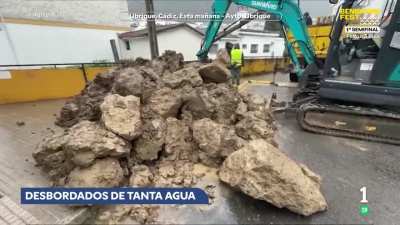 Esta ma&ntilde;ana, las calles del pueblo de Ubrique, en C&aacute;diz, se han convertido en r&iacute;os. El agua💦 sale por todos los rincones e incluso un arroyo que nace en la monta&ntilde;a⛰️ ha tenido que ser desviado por el centro de la localidad
