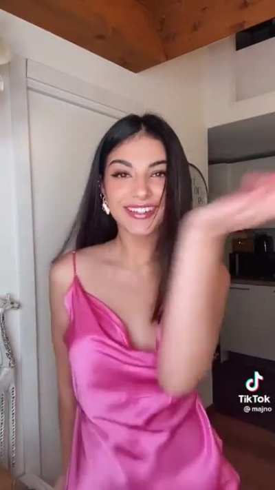 Elisa Maino si muove tutta💃🏼+occhi incrociati👀