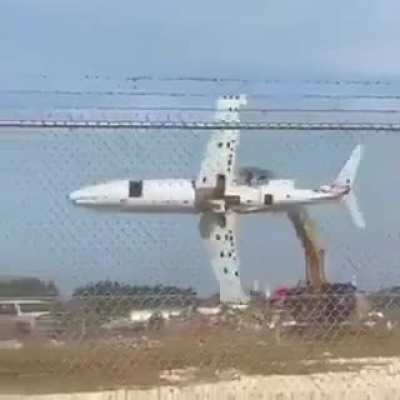 Aç ağzını uçak geliyor