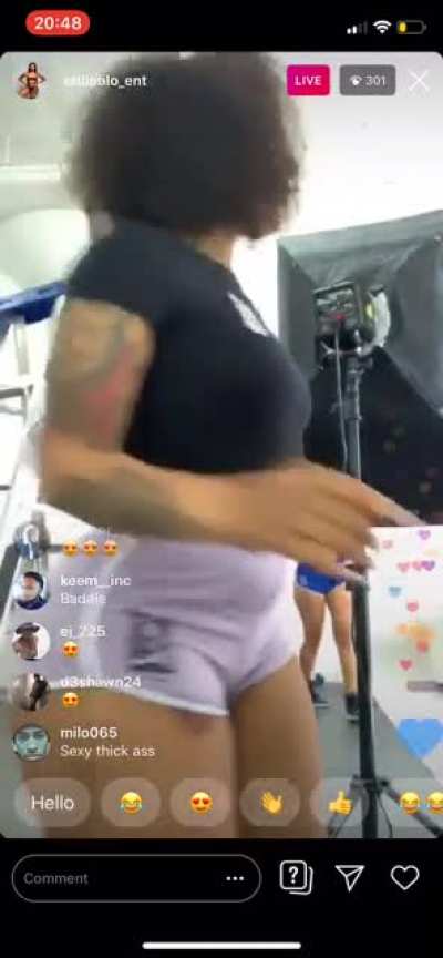 That Nigga In The Orange Suss As Hell 🤣 [she look like a baddie here tho🤩wait till she turns aroun<wbr>d😍🍑👋🏾<wbr>]