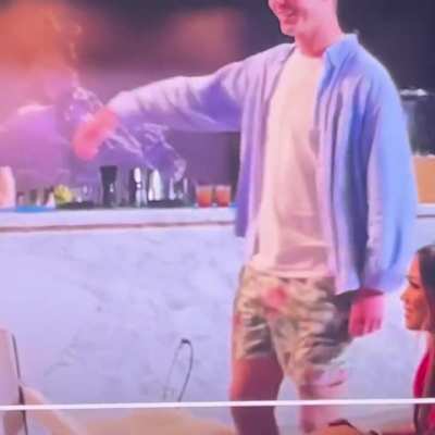Rob eyeing a &ldquo;hot dude&rdquo;