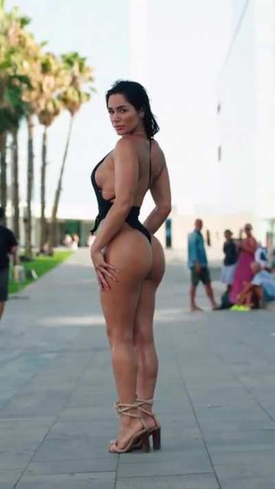 Bru Luccas shows her swimsuit