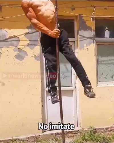 Impressive upper body strength: “No Imitate”