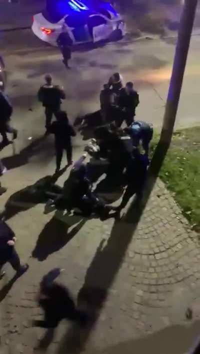 Castelar: Delincuentes chocaron después de robar un comercio y policías los 'rescataron' del auto volcado