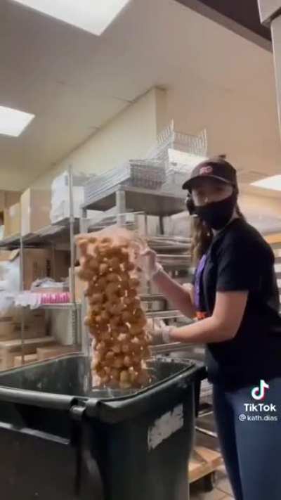 Wie kaputt bin ich dass es mir Krämpfe gibt wenn ich sehe dass sie Donuts und Papier nicht getrennt entsorgt?