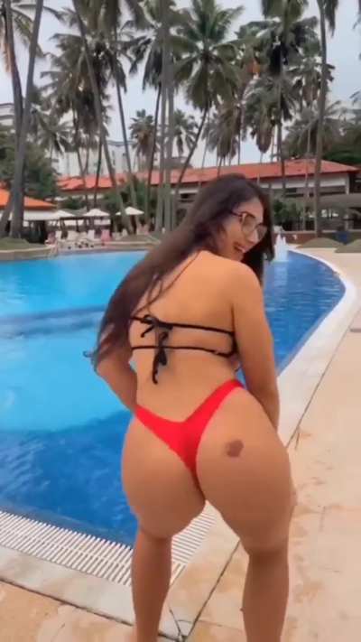 Latinas pool vibe
