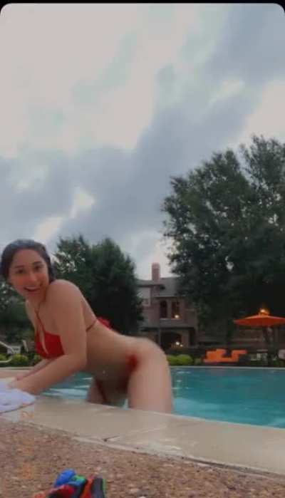 @xokxko twerking in the pool, look at that splash 💦