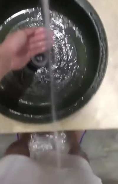 The water goes beyond the hand washing&rsquo;s drain, so I can wash my feet