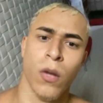 aqui vemos um símio que acabou de desenvolver a capacidade de andar sobre duas pernas, relembrar seu terrível passado, que se resumia em brigas por território e vida nômade.