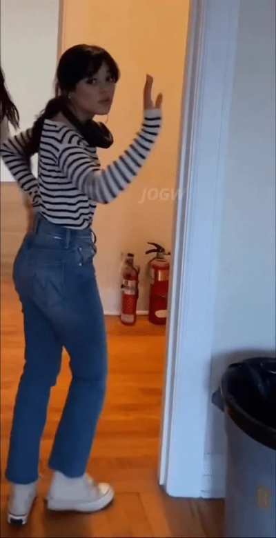 Jenna Ortega waves goodbye after a night of fucking 😍 look at that perfect ass move 🍑