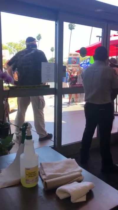 Anti-mask protest started at Mother&rsquo;s Market grocery store today in CM