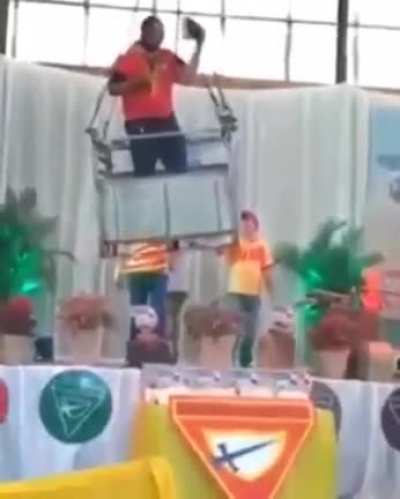 Gl&oacute;ria nas alturas!