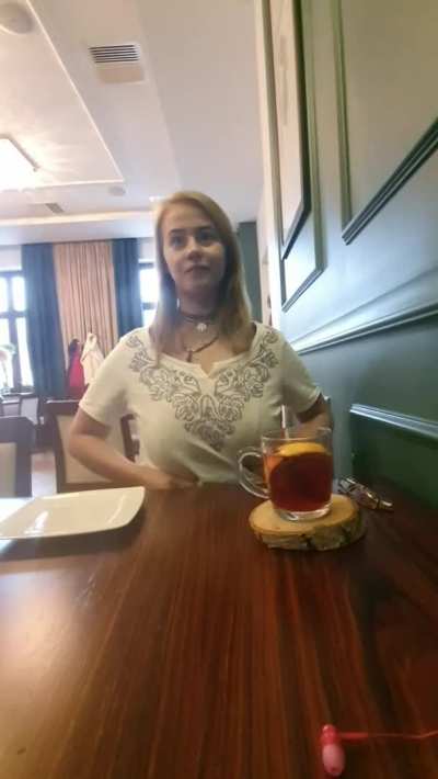 #TittyDrop So...such quick big boobs, because both the people next to you and the waiter are lurking...heh