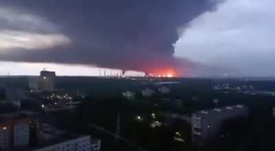 A Russian civilian records the huge fires at the burning Rosneft Ryazan Oil Refinery. Ryazan Oblast, after the Ukrainian drone attack today.