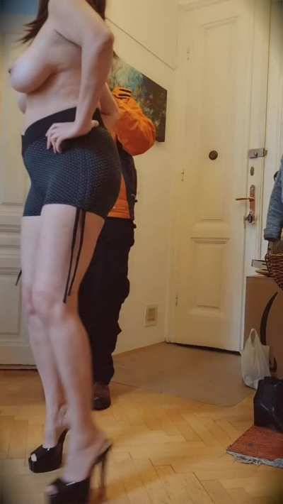 My second delivery guy BJ 💦🍕 So nervous I can't even walk straight in my heels. Swear I wasn't drunk! 😅 Uncut, full-length 'Pizza Dare' videos only available at Britney's Cumtrainer.com
