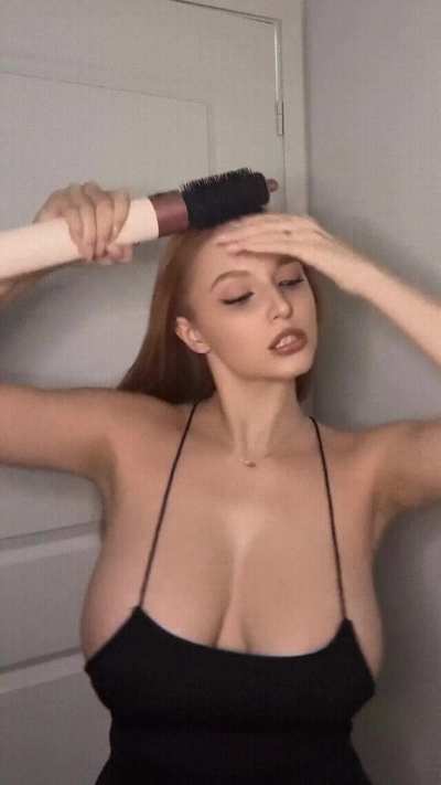 Who&rsquo;s this woman with the amazing rack?