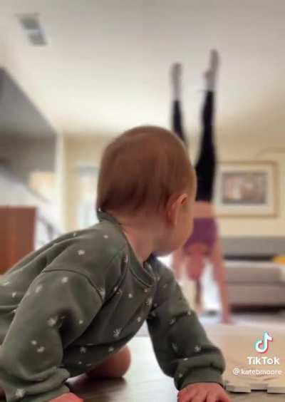 Baby makes her move while mom&rsquo;s distracted
