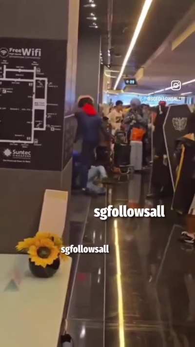 guy in cosplay beats up known pedophile amos yee at an anime convention