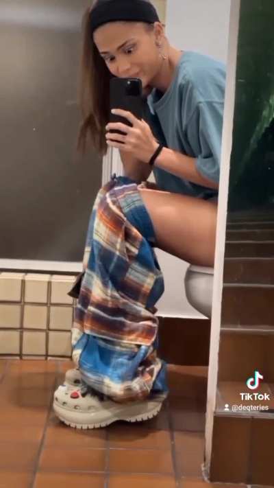 Greeicy rendon cag&aacute;ndo 🚽 🧻 💩 😂 🤣 