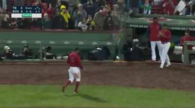 [Highlight] Xander Bogaerts leaves the game to a standing ovation, which might be his last game as a Red Sox