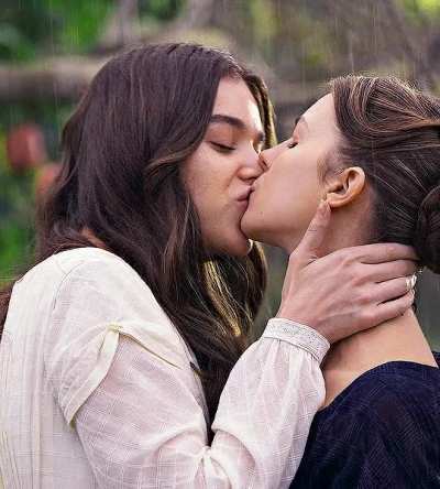 The Kiss (Hailee Steinfeld - Dickinson).