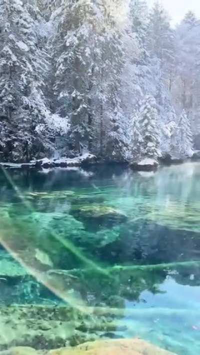 🔥 This lake in Switzerland has us in the winter mood ❄