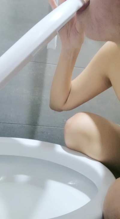 I love being public toilet whore sooo much....please use me as your urinal❤️❤️❤️