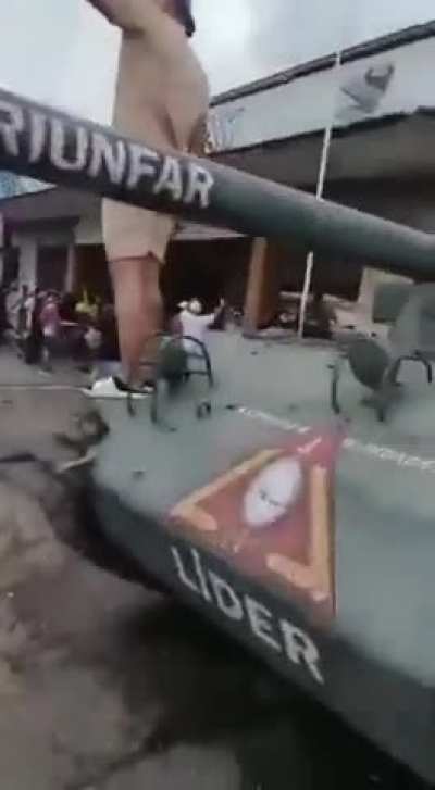 How they got a tank?🇻🇪