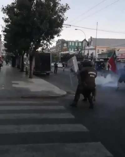Chilean protester does a double leg takedown on riot police