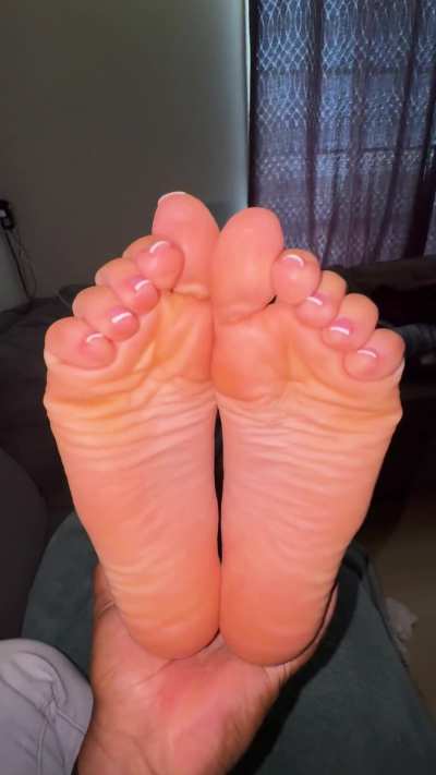 Step sisters pretty feet 🤭👣