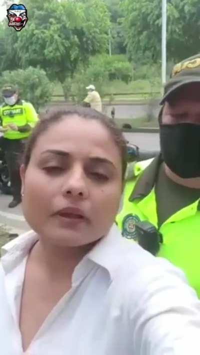Ella quer&iacute;a hacer una denuncia, pero...🤣😬😑