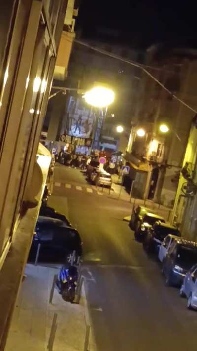 S&atilde;o quase tr&ecirc;s da manh&atilde; e est&atilde;o brasileiros, em massa, a fazer este barulho. Avenidas Novas.