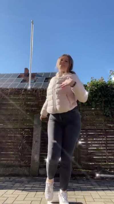 More of that cute German ass 🍑 emmi.kri
