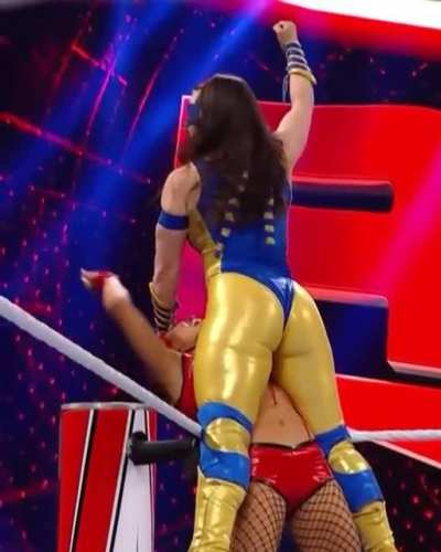 Nikki Cross 🍑