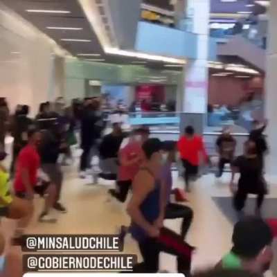 Publicado por una cuenta de Instagram, no estoy muy seguro si es por el tema de que ya no pueden funcionar los gimnasios. La descripci&oacute;n es: SI, SI Y SI!!! GRACIAS ACTIVISTAS DE LA SALUD POR LA CHUCHA!! Asi de est&uacute;pido es el aforo en malls. . Gracias!!!