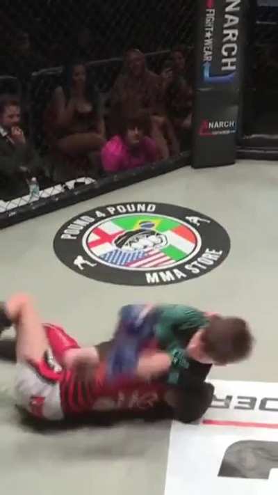 9 Year old Albie King eliminates his opponent with a beautifully executed Kimura