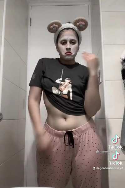 Shakin it under her pj&rsquo;s