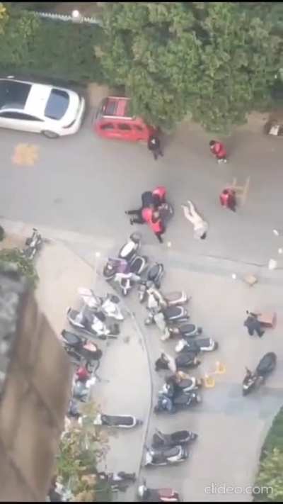 郑州生病女孩去拿药被志愿者一把推倒在地