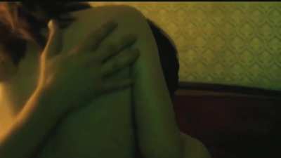 Should threesomes be the norm when it comes to sex? Kristen Stewart showing us how it&acirc;s done!