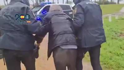 La Polic&iacute;a Nacional ha rescatado esta ma&ntilde;ana, cerca de la localidad sevillana de Camas, a una persona que se encontraba desorientada y con las piernas dentro del Guadalquivir a punto de que se la llevara la corriente 😢