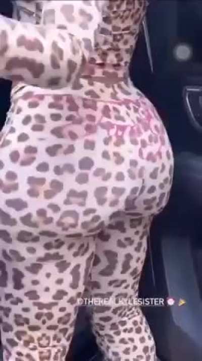 Ari ass move like jello 😮&zwj;💨