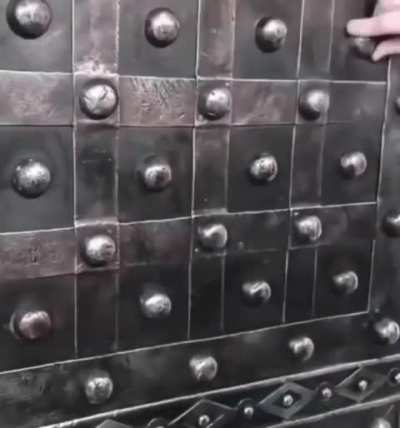Opening an antique French safe from the 18th century