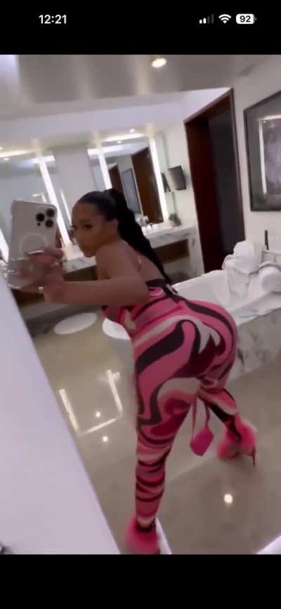 Bia shaking ass