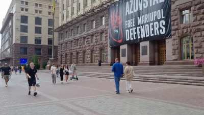 Vibrant downtown Kyiv, Putin huylo