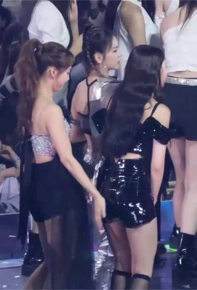(Twice) NAYEON slapping (ITZY) LIA's butt.